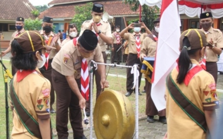 Wakil Bupati Kendal memukul Gong tanda dibukanya Pesta Siaga Kwarcab Kendal tahun 20/11/2021