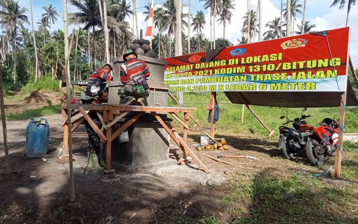 Personil satgas TMMD sedang mengerjakan Tugu Prasasti TMMD