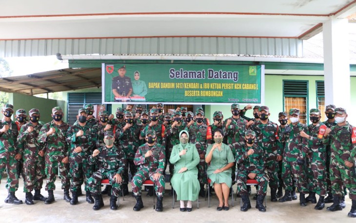 Dandim 1417/Kendari Kolonel Kav Agus Waluyo, S.I.P., beserta ketua Persit KCK Cab L Kodim 1417/Kendari Nyonya Susi Agus Waluyo resmikan mushola serta menghimbau agar bijak dalam menggunakan medsos di wilayah Koramil 11/Ranomeeto dan Koramil 15/Landono, Selasa (24/08/2021).