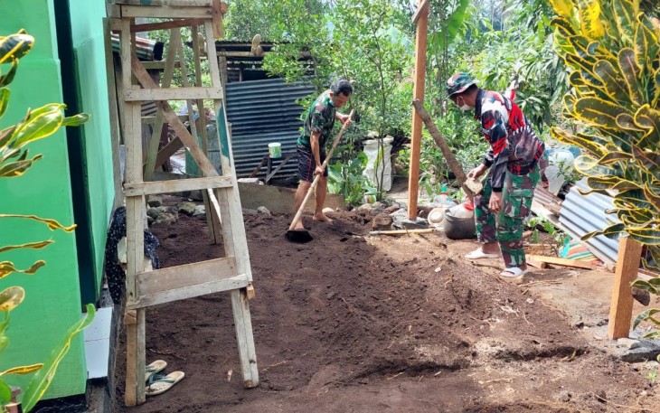 Personil satgas TMMD saat bantu bangun dapur milik opa Daniel