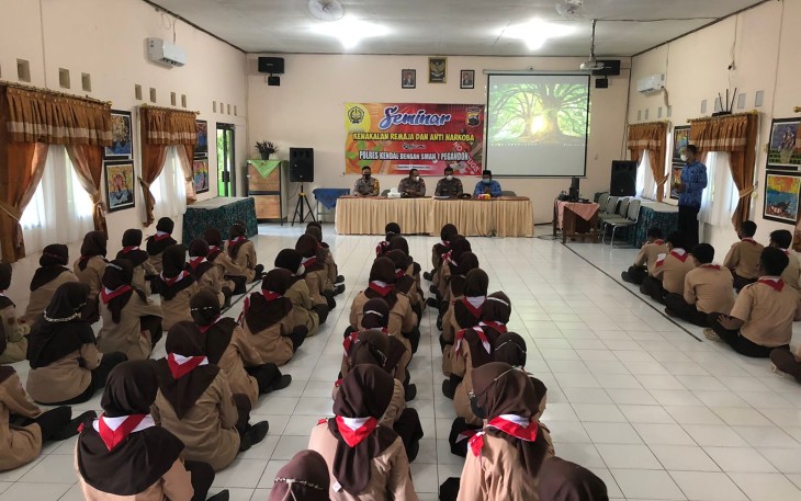 Anggota Sat Binmas Polres Kendal yang dipimpin KBO Binmas Polres Kendal Ipda Agus Sutopo bersama Kanit Bintibsos Ipda Karyono dan Briptu Dedi Aliarsyad memberikan penyuluhan kepada siswa-siswi SMAN 1 Pegandon di Aula SMAN 1 Pegandon Kendal