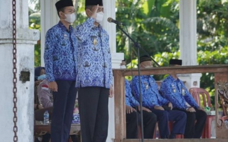 Lingga Kusuma Pimpin Upacara Paripurna Bulanan Pemkab Pesibar