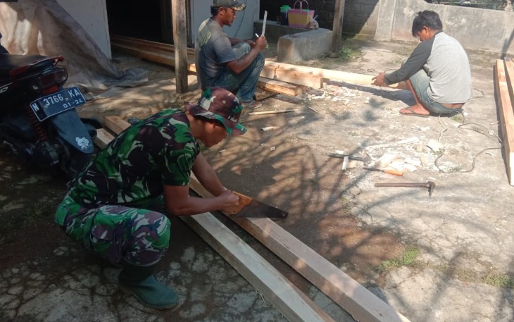 Terlihat Kemahiran Satgas TMMD Dalam Memainkan Gergaji