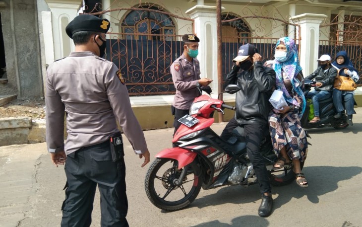 Bagikan Masker Di Jalan Desa Rawa "Perangi Covid - 19