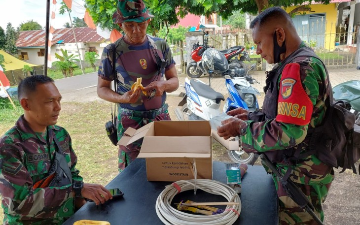 Satgas TMMD saat menyiapkan sejumlah kebutuhan listrik untuk dua unit MCK