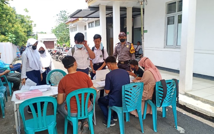 Berikan Rasa Nyaman, Kapolsek Palasah Monitoring Pelaksanaan Vaksinasi Tingkat Pelajar