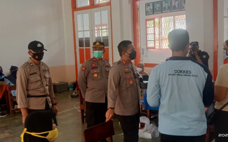 Kapolres Pekalongan Kota Tinjau Pelaksanaan Vaksinasi di Yayasan Satya Wiguna 