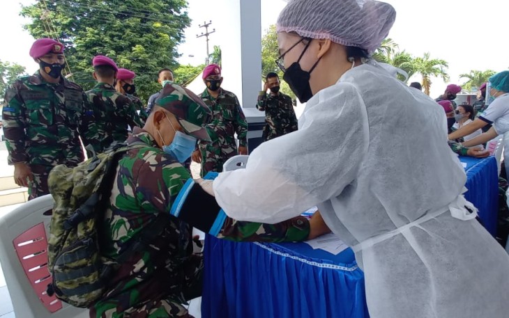 Prajurit Yonmarhanlan VIII Bitung saat melakukan pemeriksaan sebelum mendonorkan darah