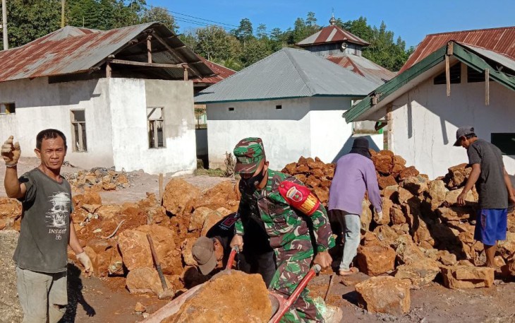 Peduli Sarana Ibadah, Babinsa Kendari Laksanakan Kerja Bakti Bersama Warga Binaan