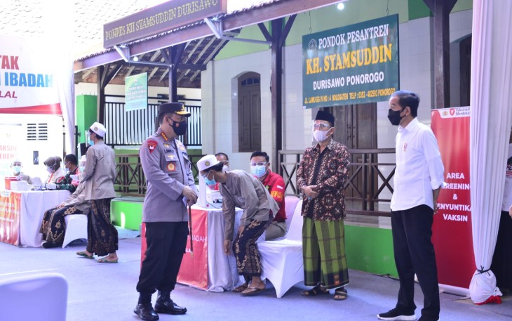 Presiden Republik Indonesia Joko Widodo Didampingi Kapolri Jenderal Listyo Sigit Prabowo meninjau Vaksinasi Merdeka
