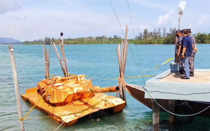 Benda Serupai Tank Terapung di Perairan Pulau Beruan saat diamankan