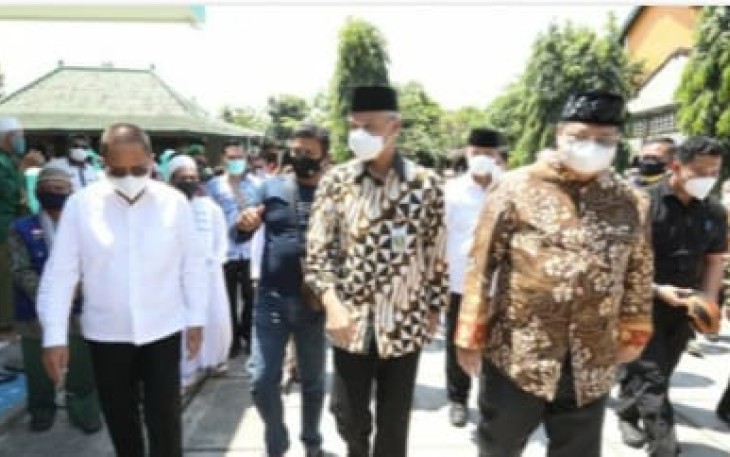 Tradisi Grebeg Apem 'Yaa Qowiyyu' di Klaten Dihadiri Ganjar dan Airlangga, Apem Diantar ke Rumah Warga Pakai Ojol