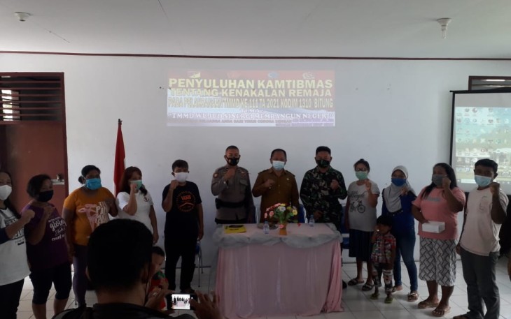 Foto bersama Satgas TMMD bersama pihak polres dan warga usai penyuluhan
