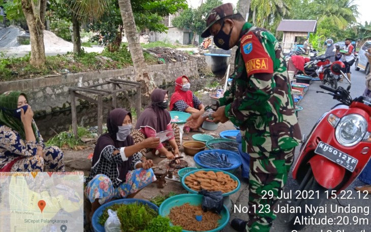Tim PPKM Kelurahan Panarung Bagikan Nasi Kotak dan Masker Kepada Pedagang Pasar Dadakan