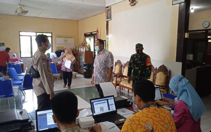 Kapolsek Pegandon Bersama Anggota Amankan Pelaksanaan Vaksinasi di Wilayah Kecamatan Pegandon