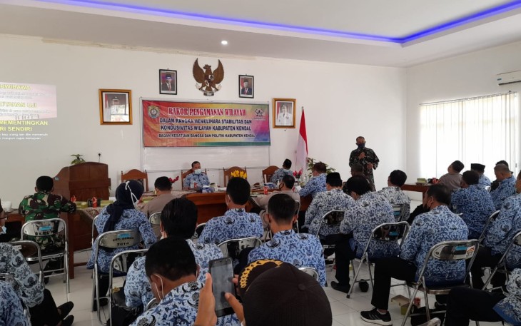 Kasi Intel Kejaksaan Kendal Imam Kilman SH saat membetikan sambutan pada acara Rapat Koordinasi Pengamanan Wilayah dalam rangka memelihara Stabilitas Kamtibmas dan Kondusifitas wilayah Kabupaten Kendal, bertempat di Aula Kecamatan Gemuh, Kamis (18/11/2021)