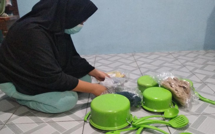Pedagang saat menyusun barang dagangannya
