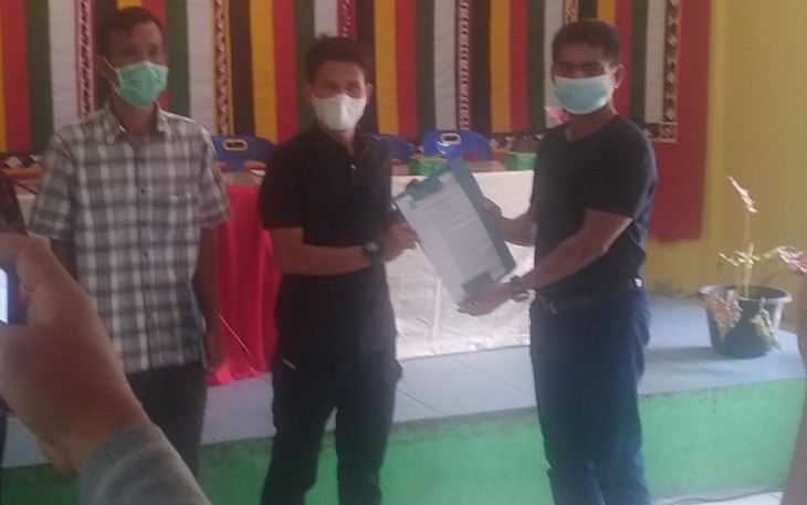 Salah seorang calon Kepala Desa Pulo Sarok, saat memperlihatkan nomor urut didampingi mantan Kades/Kechik setempat, dengan tetap mentaati protokol kesehatan.