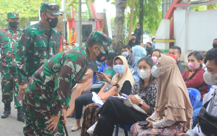 Danrem dan Dandim Beri Motivasi Lansia yang Ikuti Vaksinasi