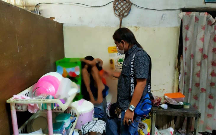 Agus Ketua KPAI Pati saat mengunjungi anak (korban)