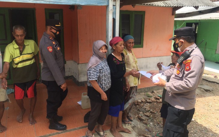 Personil Polsek Kertajati Patroli Dialogis dan Bagikan Masker