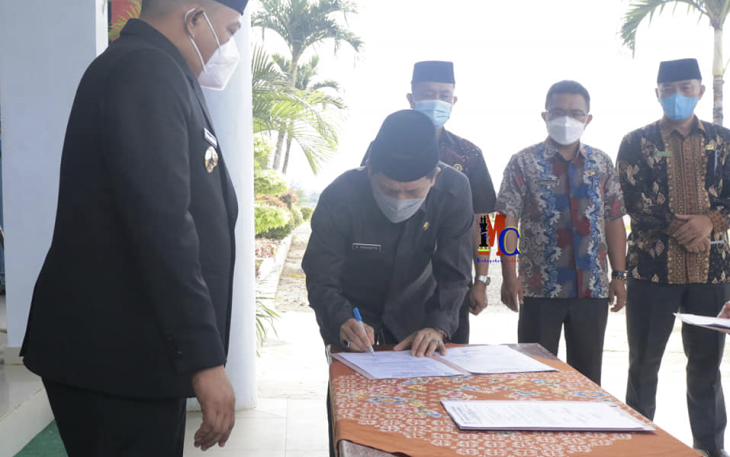 Penyerahan Empat Unit Mobil Dinas Kepada Pejabat Di Lingkungan Pemerintah Kabupaten Seluma