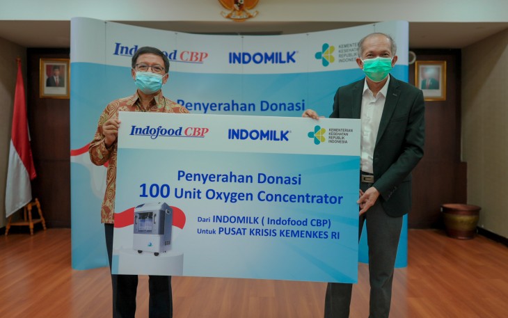 Penyerahan 100 unit Oksigen Concentrator melalui program donasi “Indomilk Bantu Oksigen” kepada Director for Health Crisis, Pusat Krisis Kesehatan, Kementerian Kesehatan RI, Dr. dr. Eka Jusup Singka, MSc. (kanan) oleh Wakil Kadiv Corporate Communications PT Indofood Sukses Makmur Tbk,  Bapak Indrayana (kiri) mewakili Indomilk dan PT Indolakto