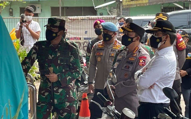 Panglima TNI Marsekal Hadi Tjahjanto bersama Kapolri Jenderal Listyo Sigit Prabowo melakukan inspeksi mendadak  atau sidak terhadap tiga lokasi di wilayah DKI Jakarta untuk memantau Pemberlakuan Pembatasan Kegiatan Masyarakat PPKM, Kamis (24/6/2021). 