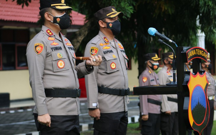 Kapolres Kendal AKBP Yuniar Ariefianto bersama pejabat lama AKBP Raphael Sandy Cahya Priambodo saat pelepasan Kamis 24 Juni 2021 di Maporles Kendal.