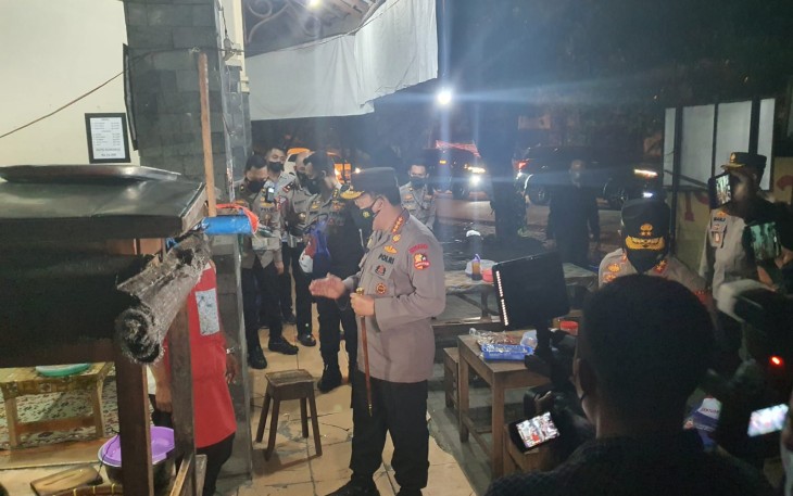 Kapolri berinteraksi dengan warga pedagang hik Surakarta, Jum'at malam (16/07/2021).  