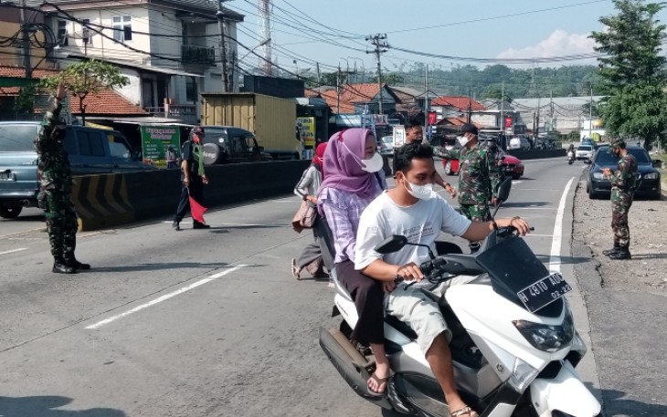 Anggota Koramil ikut serta mengatur lalulintas