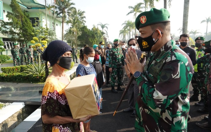 Komandan Korem 071/Wijayakusuma, Kolonel Inf Dwi Lagan Safrudin, S.I.P., menerima bantuan beras sebanyak 300 ton dari PT. FKS Pangan Nusantara dan Yayasan Bakti Barito bekerjasama dengan Kementrian Manivest, melalui Kodam IV/Diponegoro yang nantinya akan di salurkan ke seluruh wilayah Kodim Kodim  Jajaran Korem 071/Wijayakusuma Jumat (23/7/2021).