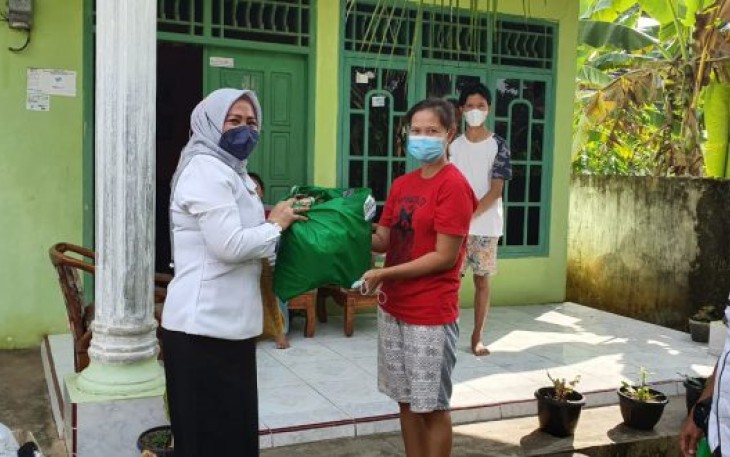 Wawali Dedy Bersama IKAL Unib Salurkan Bantuan Sembako Pada Warga Isoman