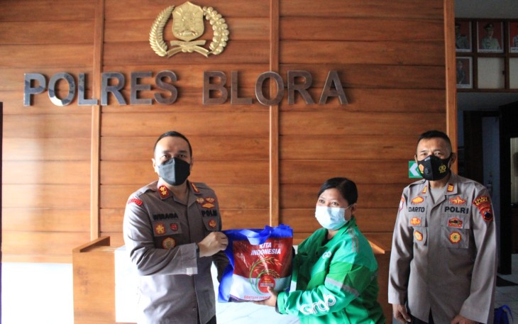 Polres Blora Polda Jawa Tengah membagikan bantuan sosial berupa paket sembako kepada komunitas ojek online yang ada di kabupaten Blora, Jumat, (06/08/2021).