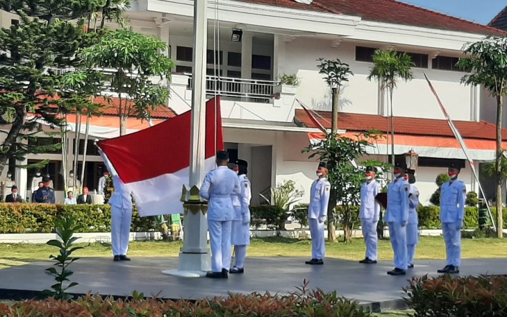 Upacara pengibaran bendera di Setda Pati
