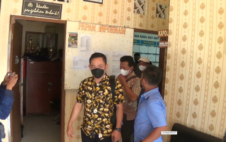 Kades Kebonagung didampingi Ketua Paguyuban Kades Kendal, Abdul Malik mendatangi mapolsek Pegandon, Kamis(19/8/2021) lalu. 