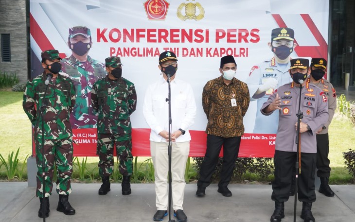 Panglima TNI Marsekal TNI Hadi Tjahjanto bersama Kapolri Jenderal Listyo Sigit Prabowo dan Menteri Kesehatan (Menkes) Budi Gunadi Sadikin tinjau langsung vaksinasi dan penyerahan bantuan sosial (bansos) untuk buruh se-Soloraya di  PT. PAN Brother Tbk, Boyolali, Jawa Tengah, Minggu (22/8/2021).