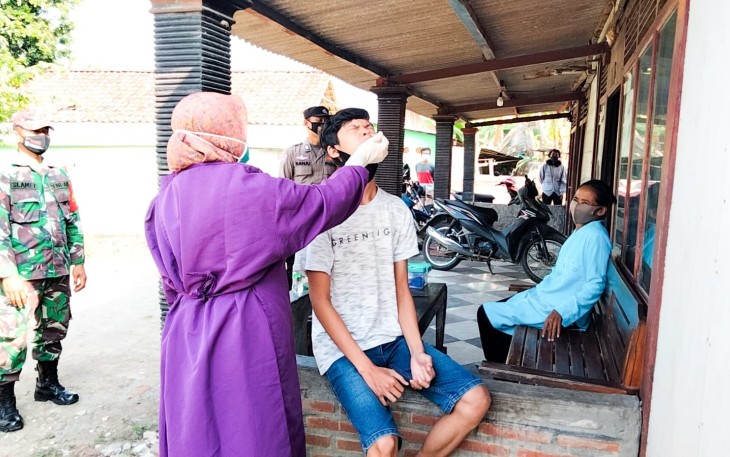 Bintara Pembina Desa (Babinsa) Koramil 23/Kedewan, Kodim 0813 Bojonegoro, Koptu Slamet, bersama Bhabinkamtibmas, Tim Kesehatan Puskesmas Kedewan dan Pemerintah Desa (Pemdes) Wonocolo,