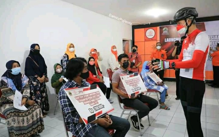 Gubernur Ganjar Pranowo  yang Saat Itu Hadir Untuk Menyerahkan Secara Simbolis Bantuan Sosial Tunai yang Diselenggarakan Dinas Sosial Provinsi Jateng