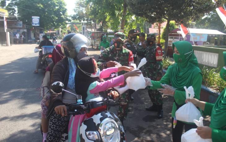 Persit Cabang XXXIX berbagi jumat berkah