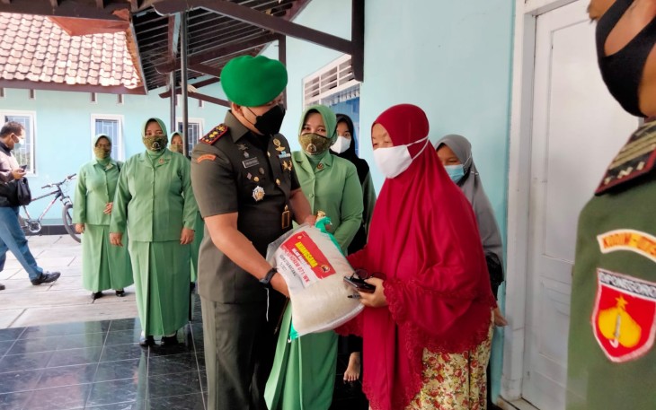 Korem 071/WK, Dandim 0736/Batang Letkol Arh Yan Eka Putra bersama Ketua Persit KCK Cabang XXIV Dim Batang Ny. Ratih Yan Eka Putra berserta pengurus Persit, para Perwira Staf dan Danramil jajaran Kodim Batang melaksanakan kegiatan Anjangsana ke Yayasan Putra Bhakti Dracik Proyonanggan Selatan, ke rumah anggota Kodim Batang dan Purnawirawan TNI yang ada di Jajaran Kodim 0736/Batang. Senin ( 28/08/21 ).