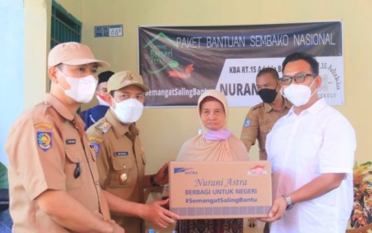 Sinergikan Dengan Program Pemkot, PT Astra Bersama Wawali Bagikan Sembako