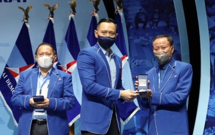 AHY saat memberikan penghargaan ‘Pejuang Demokrat’ kepada 35 sesepuh dan senior Partai 