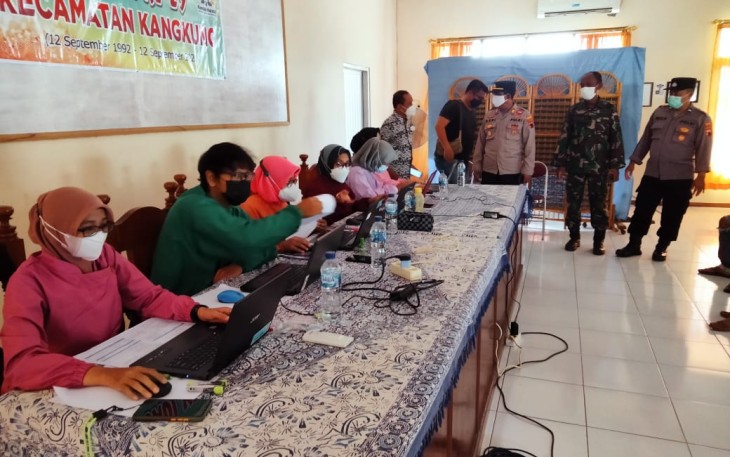 Kapolsek Kangkung Polres Kendal yang melaksanakan monitoring Vaksinasi di Balaidesa Sukodadi dan Aula Kecamatan Kangkung pada hari Minggu tanggal 12 September 2021.