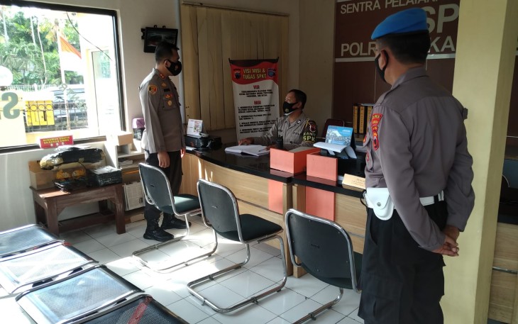 Kapolres Pekalongan Kota AKBP M Irwan Susanto S.I.K.,SH.,MH, saat Cek di penjagaan SPKT dan pengecekan Vaksin untuk keluarga Polres Senin, (13/9/21)