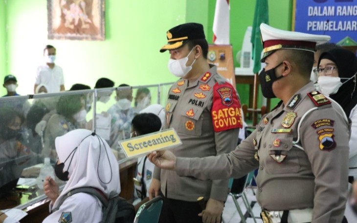Kapolres Kendal monitoring di Madrasah Aliah Negeri(MAN) Kendal yang menggelar acara vaksinasi satu bagi siswa –siswi dan guru, sekaligus pembentukan Posko Sekolah Sehat di sekolahan di Jalan Raya Bugangin Kendal, Selasa (15/09/2021).