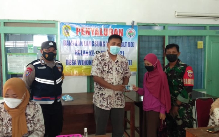 Kades Winong simbolis menyerahkan BLT DD