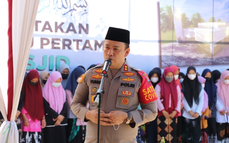 Kapolres Kendal hadiri peletakan batu pertama untuk pembangunan masjid Nur Hidayati di lingkungan Ponpes Al Fadlu 2 yang berlokasi di Desa Sidorejo Kecamatan Brangsong Kabupaten Kendal pada Rabu (15/9/21).