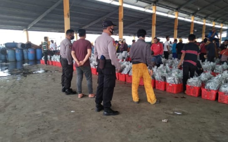 Jajaran Satuan Polisi Perairan Udara Polres Pekalongan Kota, Polda Jateng  melaksanakan pengamanan kegiatan bongkar ikan di TPI Kota Pekalongan, Kamis (15/09/21).