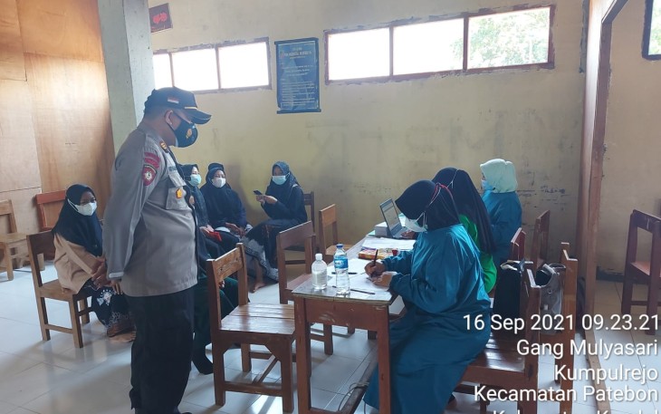 Kapolsek Patebon hadiri Kegiatan vaksinasi COVID-19 di wilayah Kecamatan Patebon, bertempat di SMP N 1 Patebon Desa Wonosari, Balai Desa Bangunsari, SMK Hidayatul Mubtadi'ein Desa Jambearum Balai Desa Purwosari, Ponpes Modern Selamat Desa Jambearum. Jumat (17/09/2021).